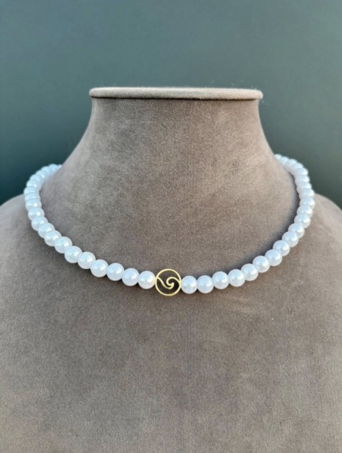 Collier en imitation perles d'eau douce réhaussé par un pendentif en acier inoxydable avec le symbole d'une vague pour un look simple mais raffiné