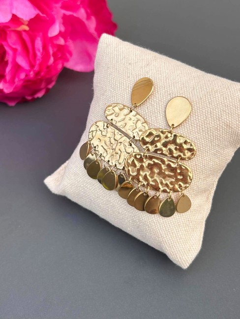 Boucles d'oreilles fantaisie composé de médaillons martelés avec des pampilles pour un style bohème chic