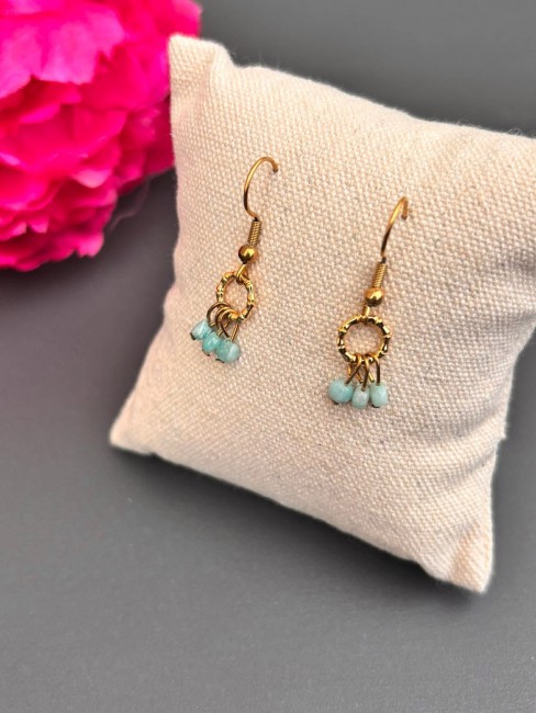 Boucles d'oreilles fantaisie composé de petites perles naturelles en amazonite ressemblant à des petites cerises; hyper discrètes mais féminine et solaire à la fois pour un look bohème chic décontracté