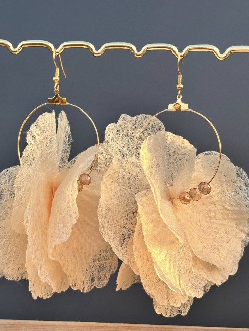 GRAZIA - Boucle d'oreille fleur vanille en acier inoxydable doré Boucles d'oreilles fantaisie XXL comme on aime, composées d'une créole en acier inoxydable doré et d'un strass elles sont réhaussées par des pétales vanille qui donneront un volume XXL et bohème chic, pour mettre en valeur un cou allongé