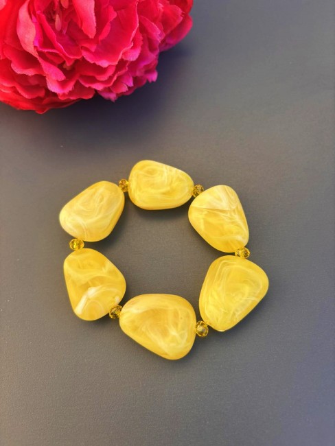 Bracelet fantaisie en perle de résine jaune inspiré du célèbre citron sicilien le limoncello pour un  look de dolce vita 