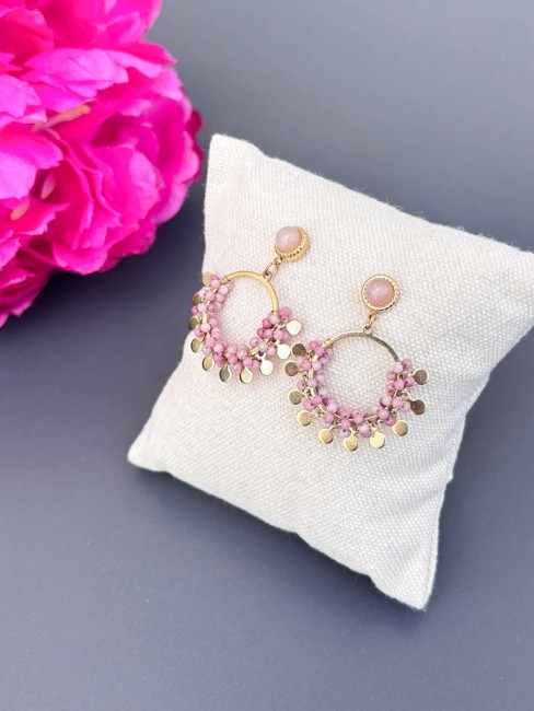 Boucles d'oreilles fantaisie composée d'une créole en acier inoxydable ornée de perles naturelles en rhodonite rose en forme de grappe et de jolies pampilles doré pour un look bohème chic solaire et féminin par excellencei