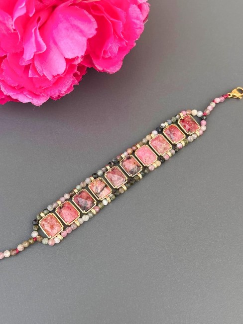 Un bracelet au caractère précieux, où les pierres naturelles facettées  en tourmaline aux nuances marronnées violettes roses et rouge grenat bordeaux, profondes s’entourent de délicates perles et de détails dorés pour un style bohème chic.