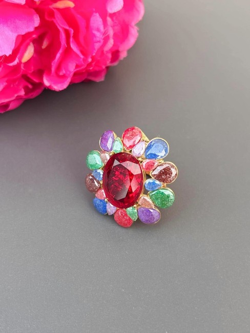 Superbe bague énigmatique au vue de sa taille XXL composée de perles facettées de strass rouge bordeaux violet bleu vert de perles naturelles de tourmaline pour un look chic féminin et raffiné