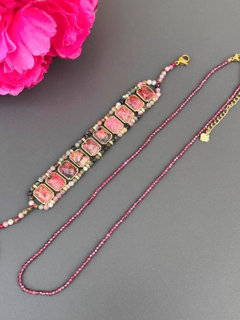 Duo du collier ALIZEA composé de perles naturelles de grenat aux nuances profondes rouge bordeaux pour un style ultra chic raffiné et du bracelet PALAZZO un bracelet au caractère précieux, où les pierres naturelles facettées  en tourmaline aux nuances rou