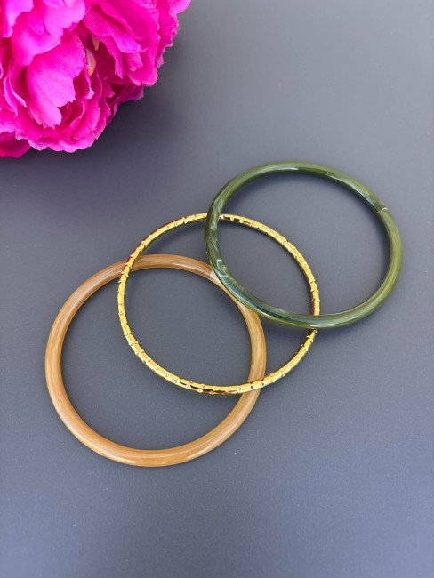 Lot de 3 bracelets jonc fantaisie composé de 2 bracelets jonc en résine vert kaki et marron safran et d'un bracelet en acier inoxydable doré pour un rendu simple chic et intemporel 
