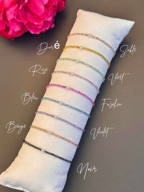 Bracelet fantaisie composé de perles métalliques facettées aux couleurs lumineuses et d'une perle d'eau douce naturelle  pour un look bohème chic et solaire
