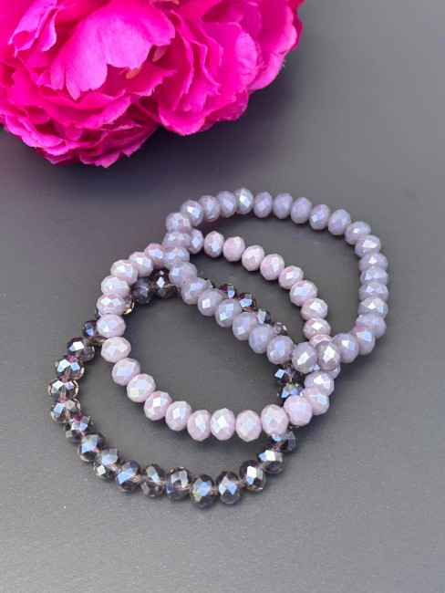 Manchette bohème chic composée de 3 bracelets de perles de bohème violet aux nuances lilas, lavande et prune pour un look glamour, tendance et chic