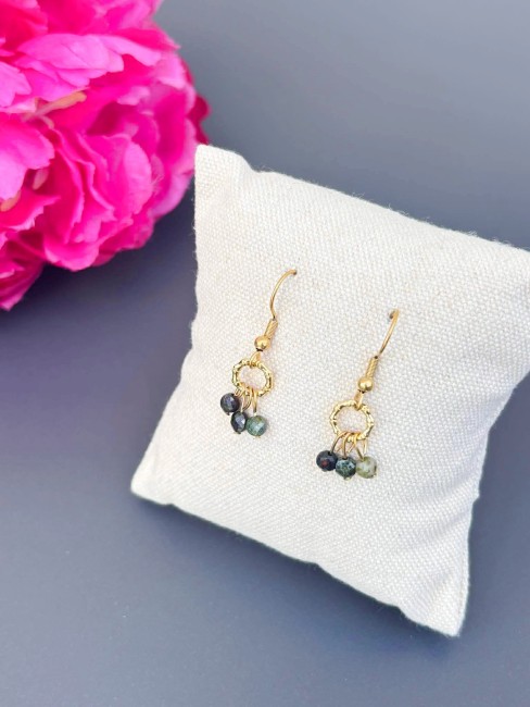 Boucles d'oreilles fantaisie composé de petites perles naturelles en agate mousse ressemblant à des petites cerises; hyper discrètes mais féminine et solaire à la fois pour un look bohème chic décontracté