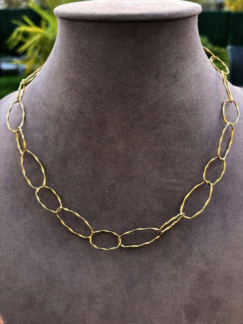 Collier fantaisie en acier inoxydable doré composé de grosses mailles martelées pour effet lumineux et solaire et toutes saisons