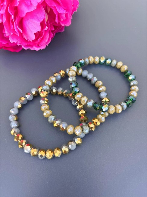Manchette bohème chic composé de 3 trois bracelets composés de perles facettées aux teintes vert céladon, olive et kaki doré inspirées des célèbres perles de murano pour un look chic et canon