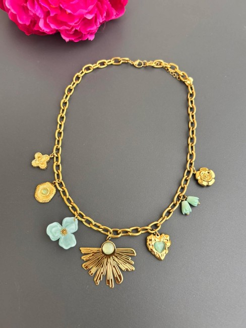 Collier fantaisie  en grosse maille d'acier inoxydable doré composé de charms doré et vert, fleurs, coeur, pierres naturelles, feuille de ginkgo, zirconium pour un effet bohème chic Balise 
