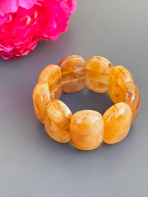 Bracelet fantaisie composée de gros maillon en résine  aux nuances safran arrondi qui épouse parfaitement le poignet et on adore ses reflets marbrés pour un style ultra moderne et chic