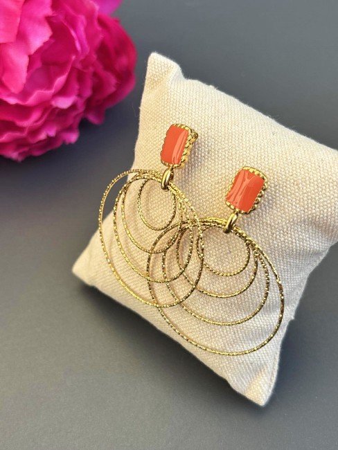 Boucles fantaisie ultra chic composé de différents anneaux martelés en acier inoxydable doré et réhaussé par un cabochon avec une perle naturelle de cornaline corail parfaites pour un style chic bohème