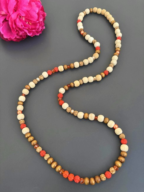 Collier sautoir bohème chic composé de perles de bois  et des perles de bohèmes scintillantes pour un look chic et unique que tout le monde vous envira ! 