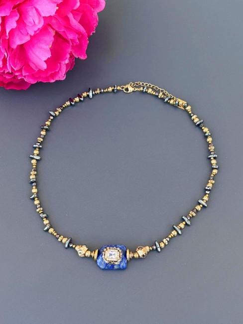 Collier inspiré de l'orient composé de perles naturelles en lapis-lazuli d'un bleu profond  mêlant perles hématites et acer inoxydable doré pour un style raffiné