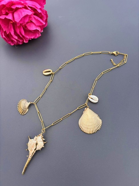 JAVA - Collier coquillage avec grosses mailles en acier inoxydable doré Collier fantaisie composé de grosses mailles en acier inoxydable réhaussé par des coquillage naturels pour un look bohème chic