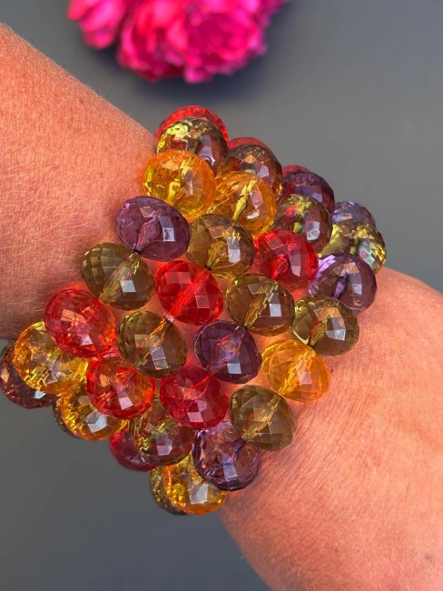 Bracelet bohème chic composé de grosses perles colorées facettées évoquant le raffinement des palais italiens, sublimé par de délicates influences orientales.
