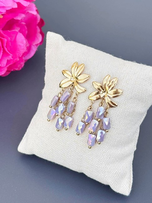 MAIORI - Boucles d'oreilles fleur et perles naturelles améthyste Boucles d'oreilles fantaisie composées d'une fleur en acier inoxydables et de perles naturelles pendantes en améthyste, ce qui donne un effet bohème chic et solaire