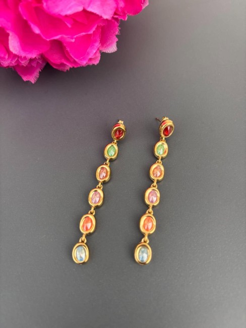 Boucles d'oreille fantaisie composées de strass en cascades multi-couleurs pour un style raffiné, féminin et bohème chic oriental
