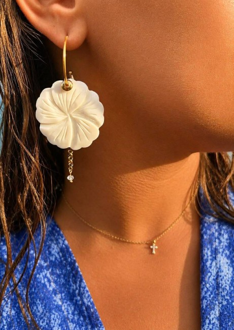 NACELIA - Boucles d'oreilles créole fleur en nacre et perle blanche Créoles fantaisie en acier inoxydable doré composé d'une fleur en nacre banc et d'une perle facettée avec sa petite chaînette pour un effet ultra glamour chic