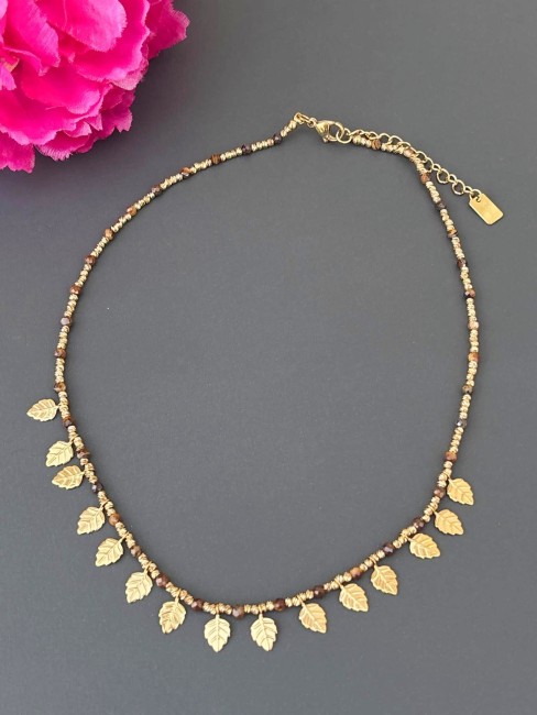 Collier bohème chic oriental composé de perles naturelles en oeil de tigre et de superbes feuilles en acier inoxydable martelés en forme de pampille pour réhausser le collier 