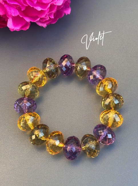 Bracelet bohème chic composé de grosses perles colorées facettées multi-couleurs  jaune, vert kaki, violet évoquant le raffinement des palais italiens, sublimé par de délicates influences orientales.