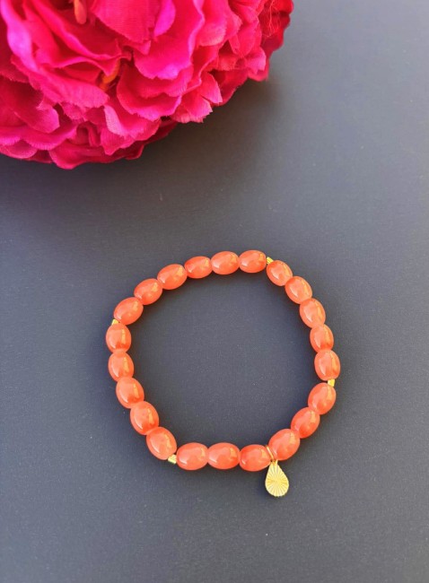 Bracelet fantaisie composé de perles naturelle de couleurs corail pour un effet bohème chic et raffiné 