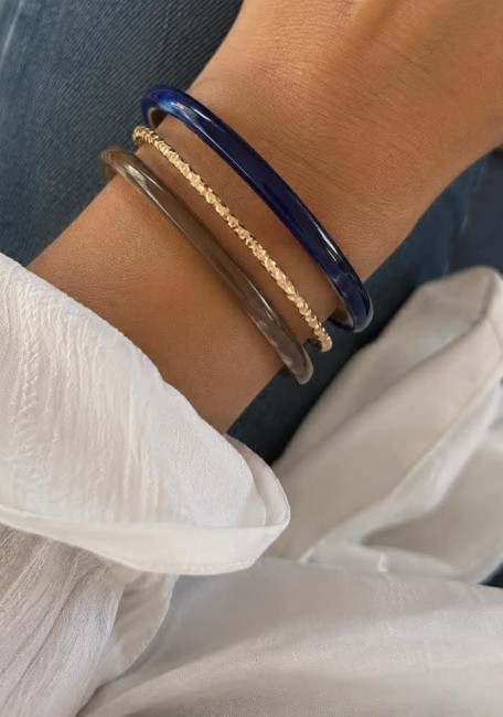 Lot de 3 bracelets jonc fanataisie composé  de résine bleu et marron et d'un bracelet en acier inoxydable doré pour un rendu simple chic et intemporel 