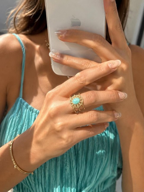 Superbe bague bohème chic en acier inoxydable doré orné d'une très belle pierre naturelle en amazonite bleu turquoise pour un look chic et féminin