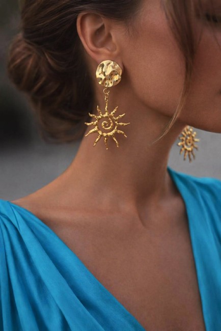 SOLE - Boucle d'oreille pendantes soleil en acier inoxydable doré Boucle d'oreille fantaisie en acier inoxydable doré composé d'un gros apprêt martelé et d'un pendentif soleil martelé également pour un effet bohème chic et solaire