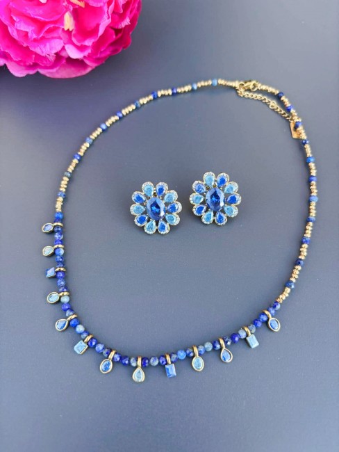 Avec son inspiration bohème chic aux accents d’ailleurs, le collier SOFIA est un bijou féminin qui apporte une touche précieuse à un look avec ses perles naturelles de sodalite bleu et ses strass de cristal 