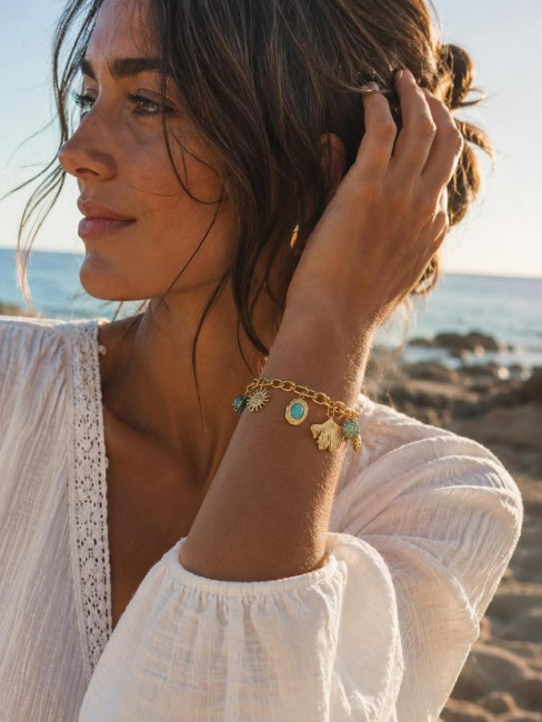 Bracelet fantaisie en acier inoxydable doré composé de charms bleu turquoise pour un look bohème chic