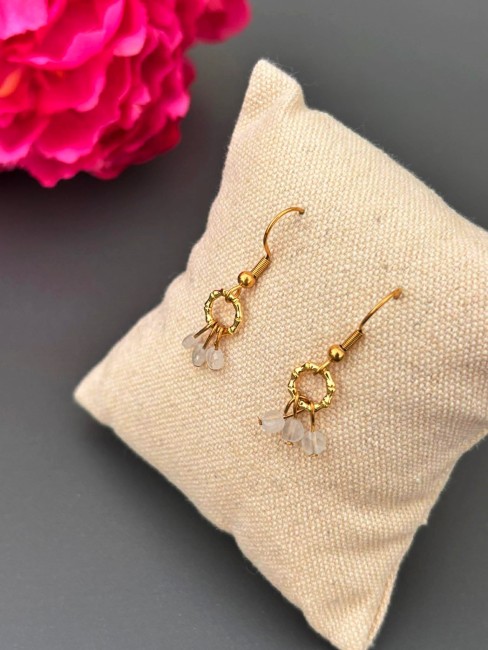 CERINA - Boucles d'oreilles en perles naturelles de quartz blanc Boucles d'oreilles fantaisie composé de petites perles naturelles en quartz blanc ressemblant à des petites cerises; hyper discrètes mais féminine et solaire à la fois pour un look bohème chic décontracté