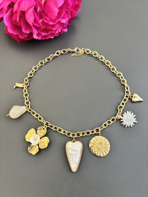 Collier fantaisie composé de charms bohème chic de nacre et de perles naturelles en acier inoxydable pour un look glamour et chic