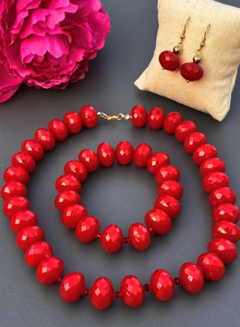 Parure BELLA ROSA composé d'un bracelet d'un collier et de boucles d'oreilles en grosses perles de verres rouges pour un look total bohème chic