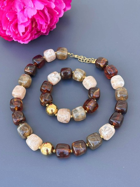 Parure BYZANCE composée d'un Collier et d'un bracelet aux perles de résines aux teintes beige marronées et doré pour un style bohème choc oriental nomade