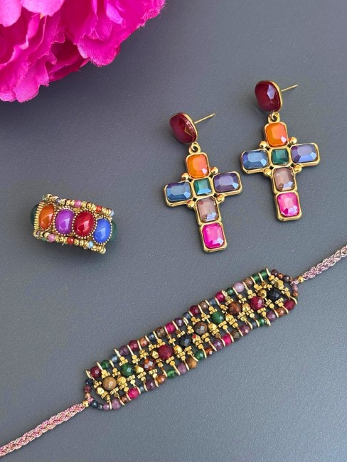 Parure Reflets d’Orient composée d’un bracelet tissé de perles naturelles de tourmaline,  d’une bague élastique de perles naturelles de tourmaline  et de boucles d’oreilles dorées aux cristaux rouge, violet, orange, vert, bleu, marron, style bohème chic i
