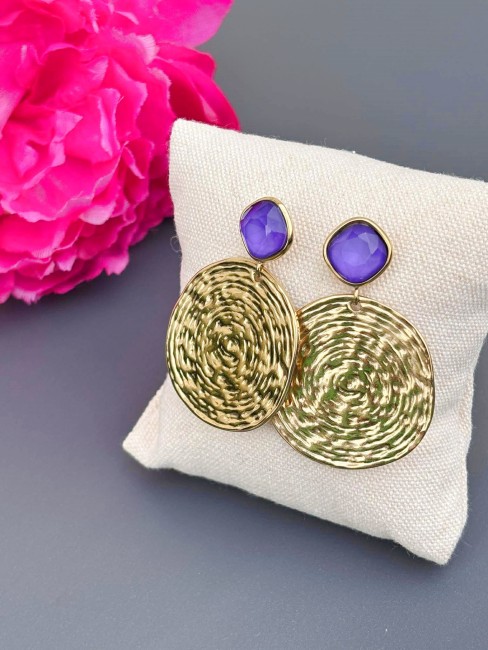 ATHIA - Boucles d'oreilles en acier inoxydable martelé et son strass violet Boucles d'oreilles créoles composé d'un disque en acier inoxydable de haute qualité et orné d'un apprêt avec son strass violet pour un rendu solaire bohème chic