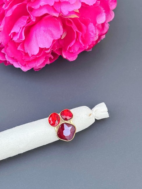 Bague en acier inoxydable doré réglable composé de strass cristal lumineux aux nuances profondes de rouge bordeaux pour un style bohème chic oriental
