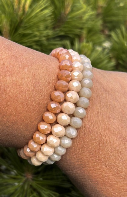 Manchette bohème chic composée de 3 bracelets de perles de bohème ivoire pour un look glamour, tendance et chic