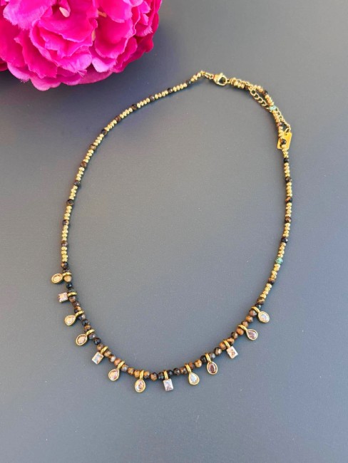 Avec son inspiration bohème chic aux accents d’ailleurs, le collier SOFIA est un bijou féminin qui apporte une touche précieuse à un look avec ses perles naturelles d'oeil de tigre marron et ses strass de cristal 