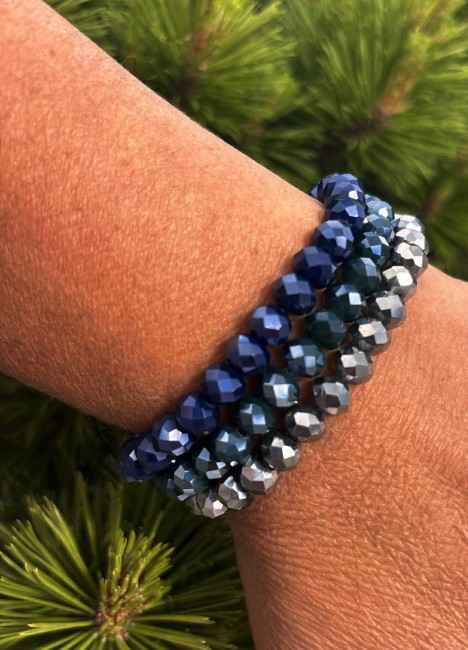 AURORA - Manchette de 3 bracelets perle de bohèmes bleutée Manchette bohème chic composée de 3 bracelets de perles de bohème aux teintes bleutées pour un look glamour, tendance et chic