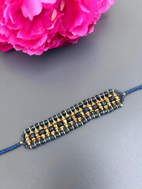 Inspiré de l’élégance intemporelle de Venise, le bracelet VENEZIA associe un tissage délicat à de véritables pierres naturelles de sodalite bleu