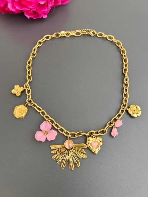 Collier fantaisie  en grosse maille d'acier inoxydable doré composé de charms doré et rose, fleurs, coeur, pierres naturelles, feuille de ginkgo, zirconium pour un effet bohème chic