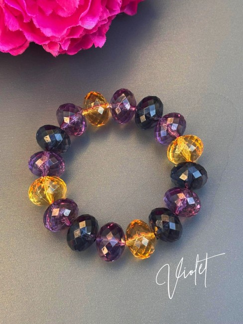 Bracelet bohème chic composé de grosses perles colorées facettées multi-couleurs violet, bleu, jaune évoquant le raffinement des palais italiens, sublimé par de délicates influences orientales.