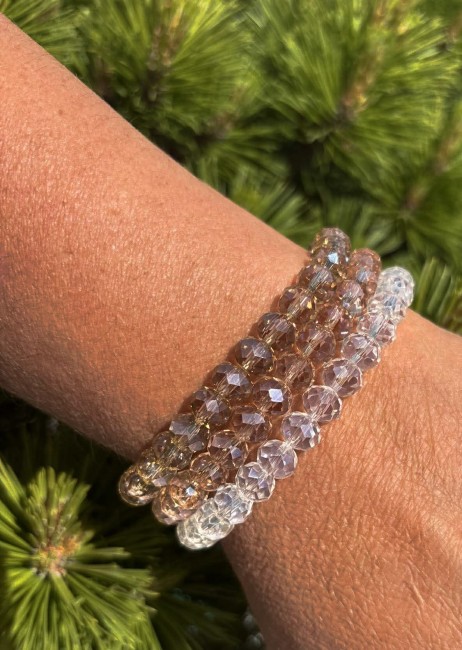 Manchette bohème chic composée de 3 bracelets de perles de bohème nude cristal pour un look glamour, tendance et chic