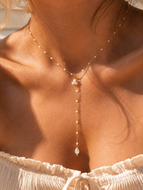 Collier en Y composé d'une chaîne en acier inoxydable doré et des perles naturelles blanches en agate blanc  pour un look bohème chic et ultra féminin