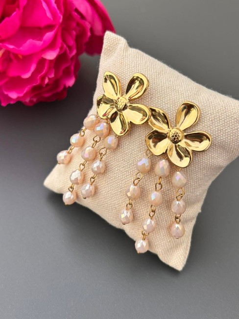 Boucles d'oreilles fantaisie mais ultra chic avec sa grosse fleur en acier inoxydable et ses perles naturelles beige en cascade qui donne un effet très bohème au bijou