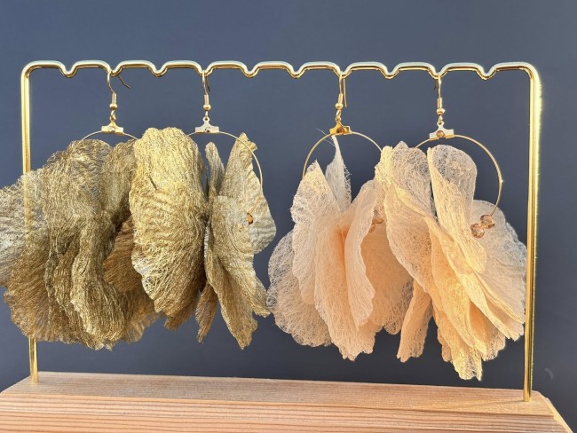 Boucles d'oreilles fantaisie XXL comme on aime, composées d'une créole en acier inoxydable doré et d'un strass elles sont réhaussées par des pétales qui donneront un volume XXL et bohème chic, pour mettre en valeur un cou allongé 